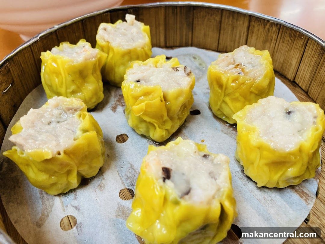 Steamed Dumplings in Bamboo Steamer
