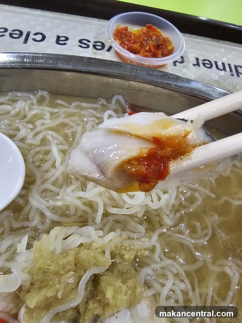 Food dish with noodles and condiment