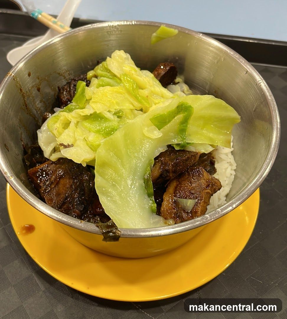 Rice bowl with braised meat and cabbage