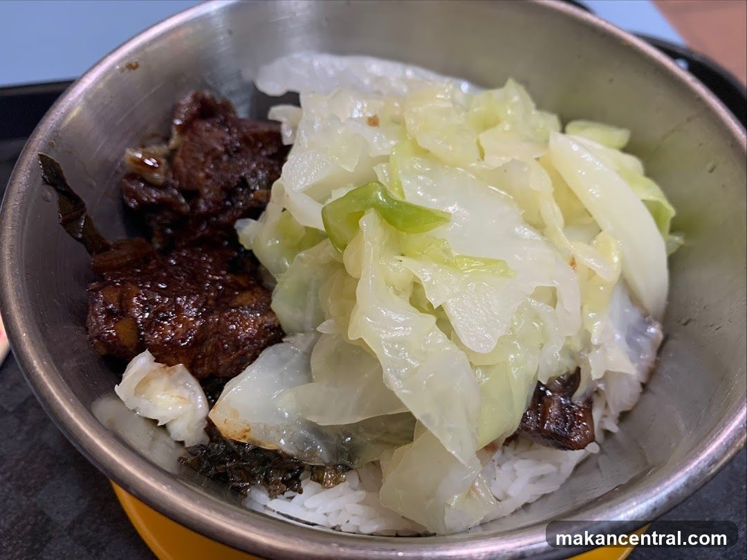 Rice bowl with braised meat and cabbage