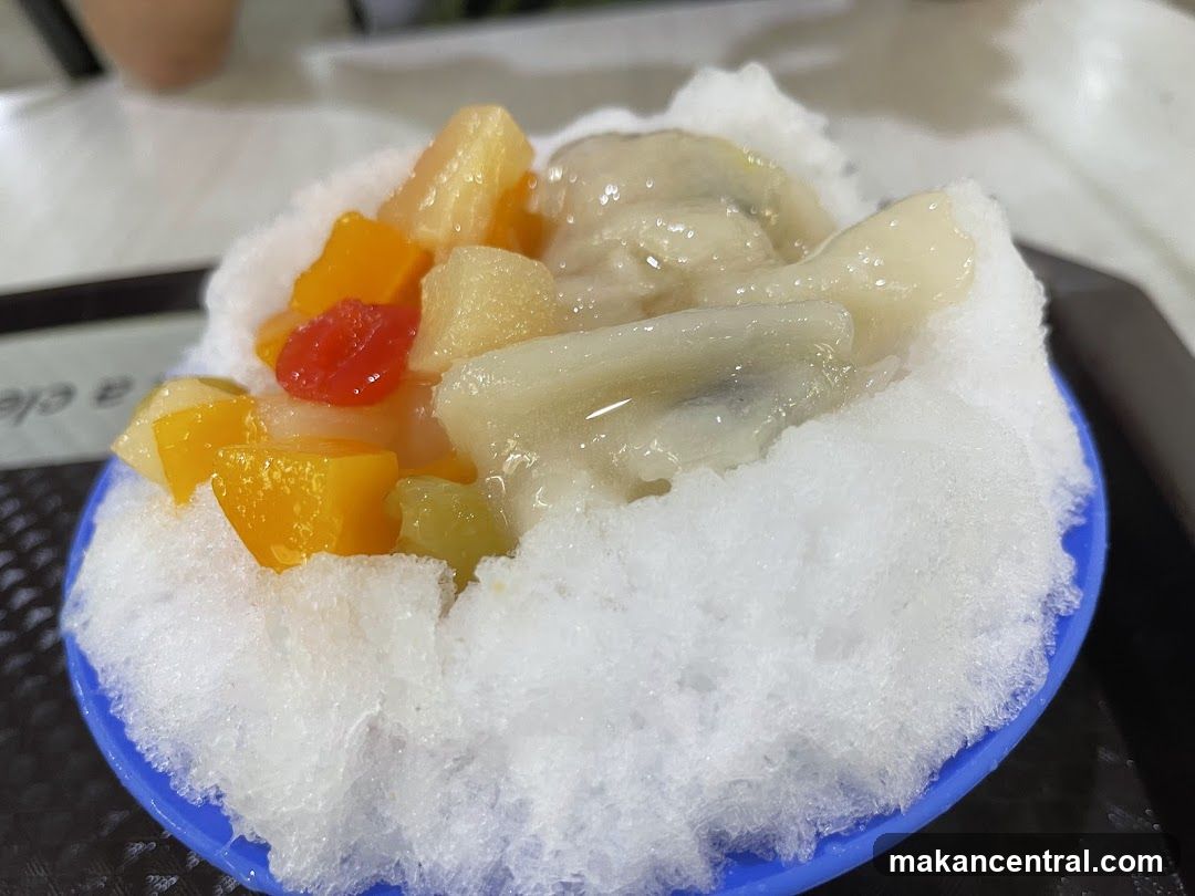Snow ice dessert with fruit toppings