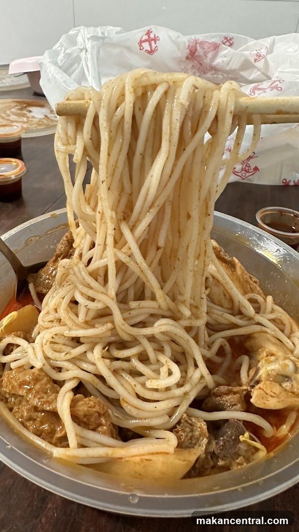 Noodles with meat in bowl
