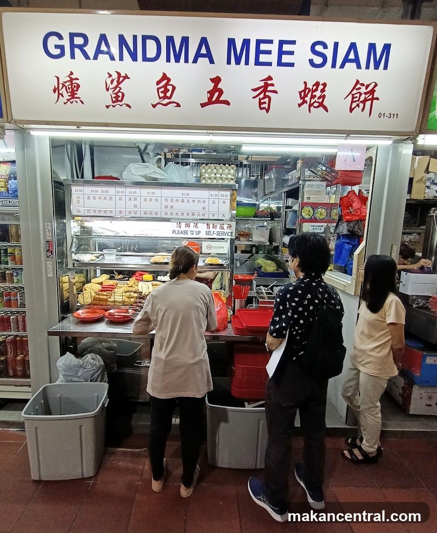 Grandma Mee Siam 燻鲨鱼五香虾饼