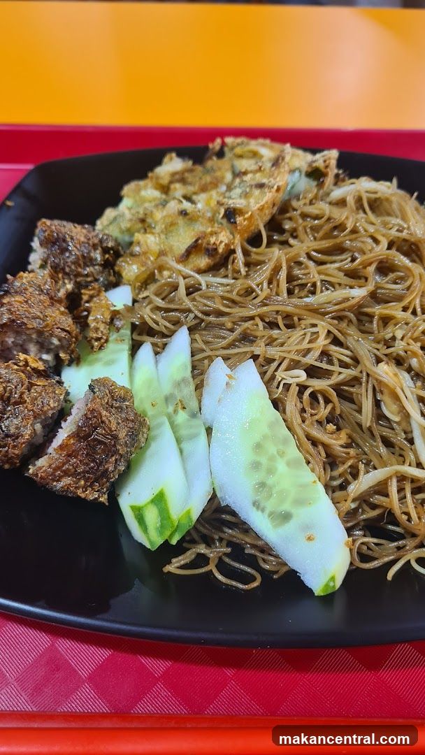 Fried Noodles with Meat and Cucumber