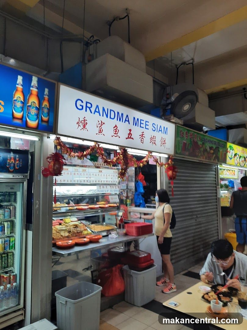 Grandma Mee Siam 燻鲨鱼五香虾饼
