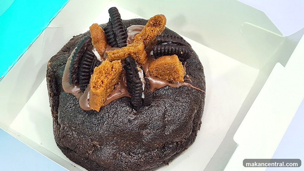 Chocolate cookie with Oreo and biscuit toppings