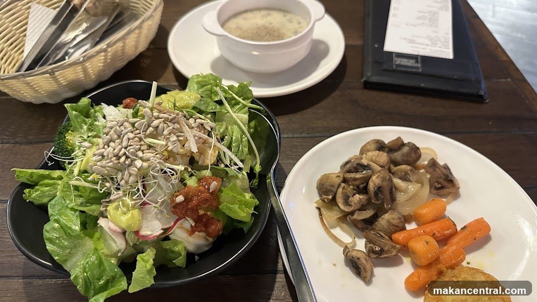 Salad and Mushrooms with Carrots