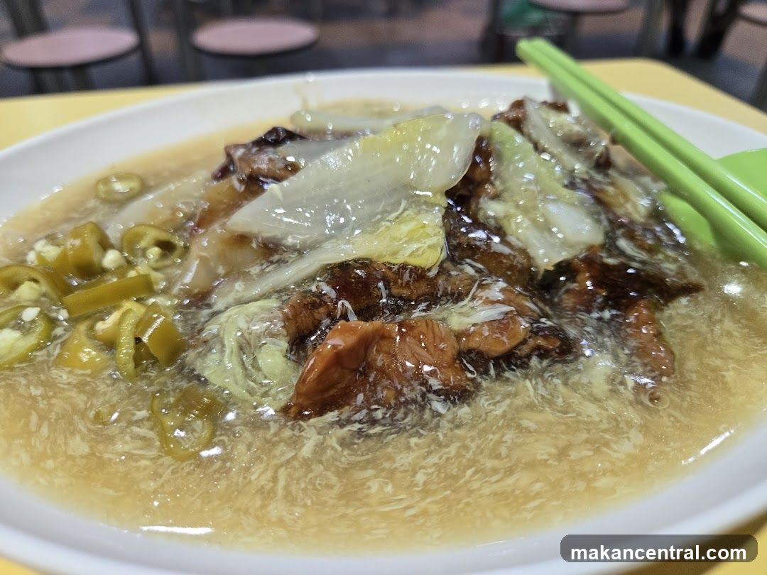Noodles with Gravy and Sliced Chilies
