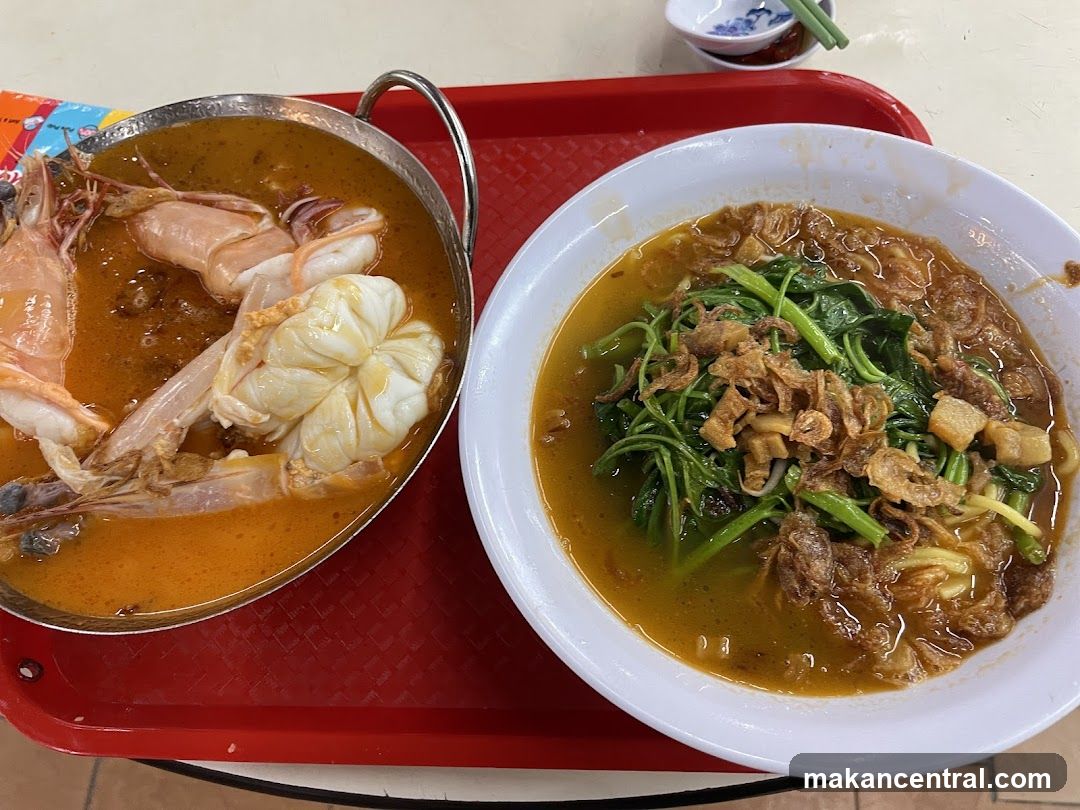 Two bowls of noodles