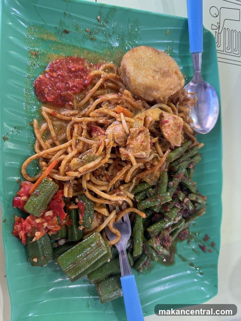 Noodles with Vegetables and Fried Item