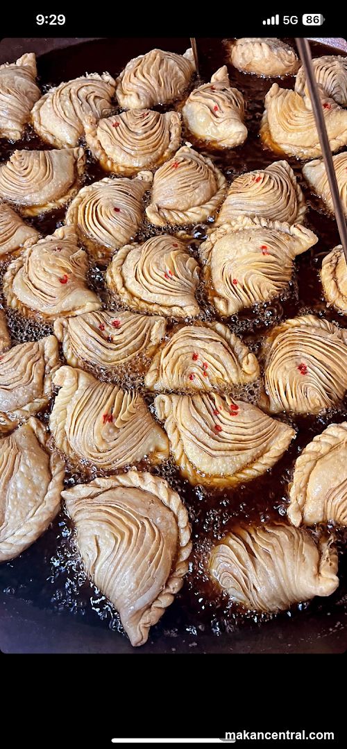 Curry Puffs Frying