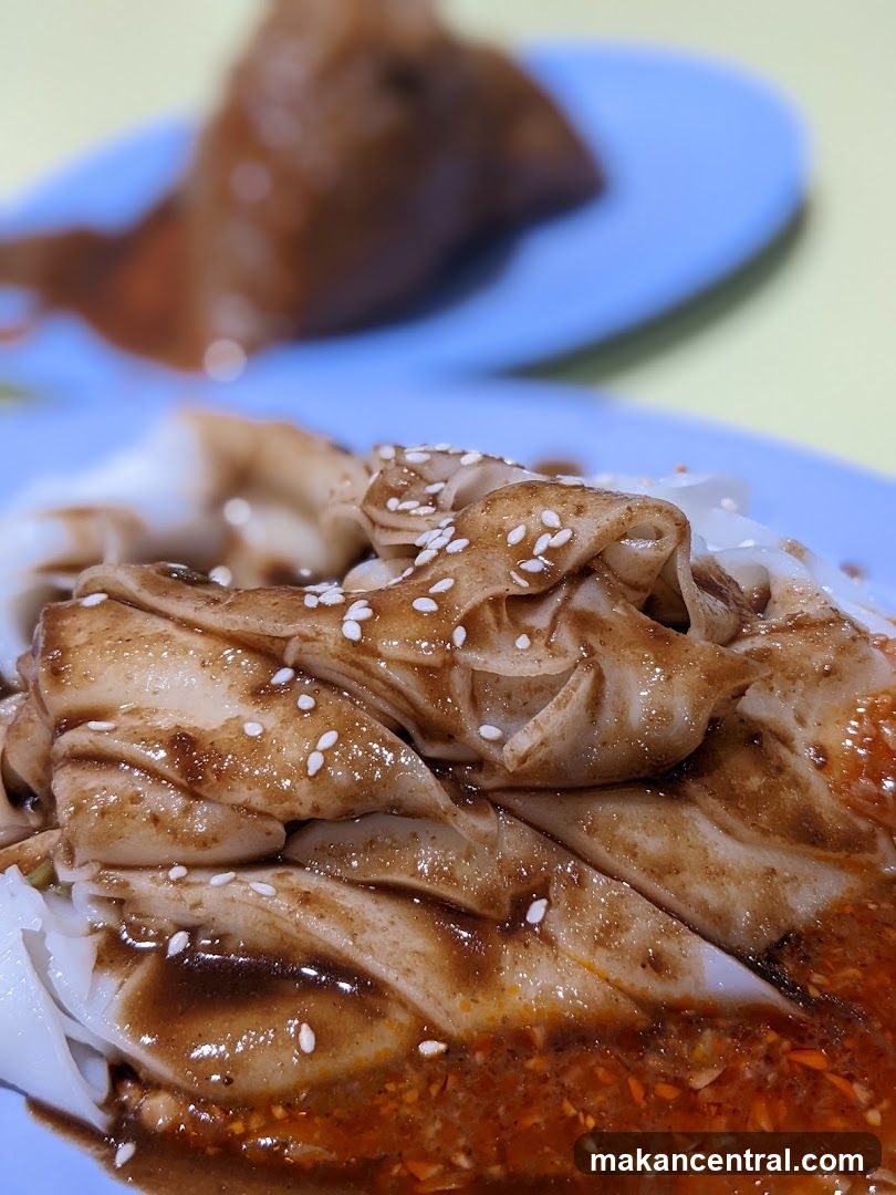 Chee Cheong Fun with Sesame Seeds and Sauce