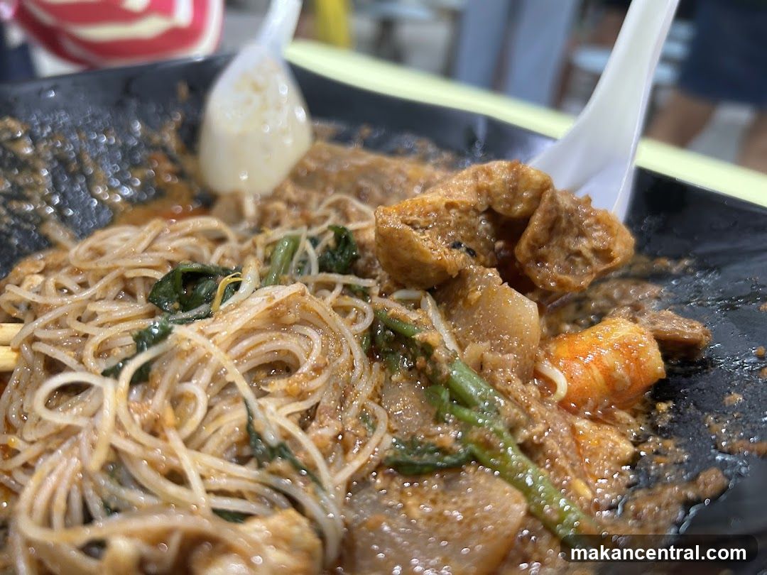 Noodles with Gravy and Ingredients