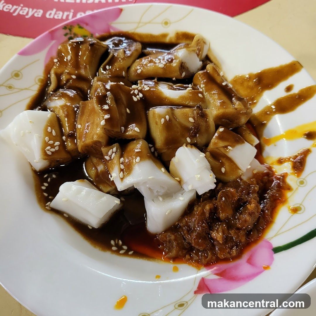 Chee Cheong Fun with Sauce and Chili