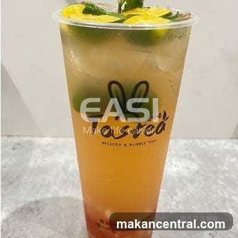Peach tea with fruit and ice