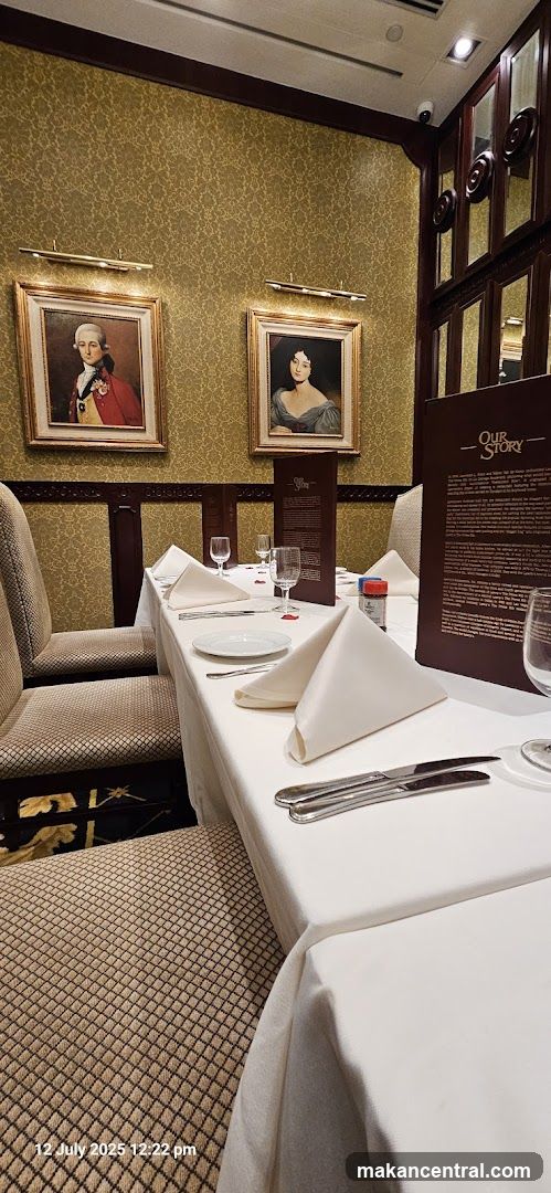 Elegant Dining Table Setting
