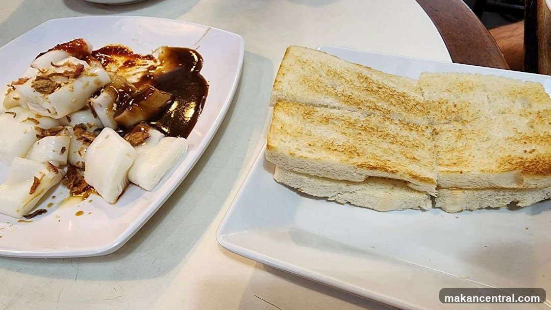 Chee Cheong Fun and Toast