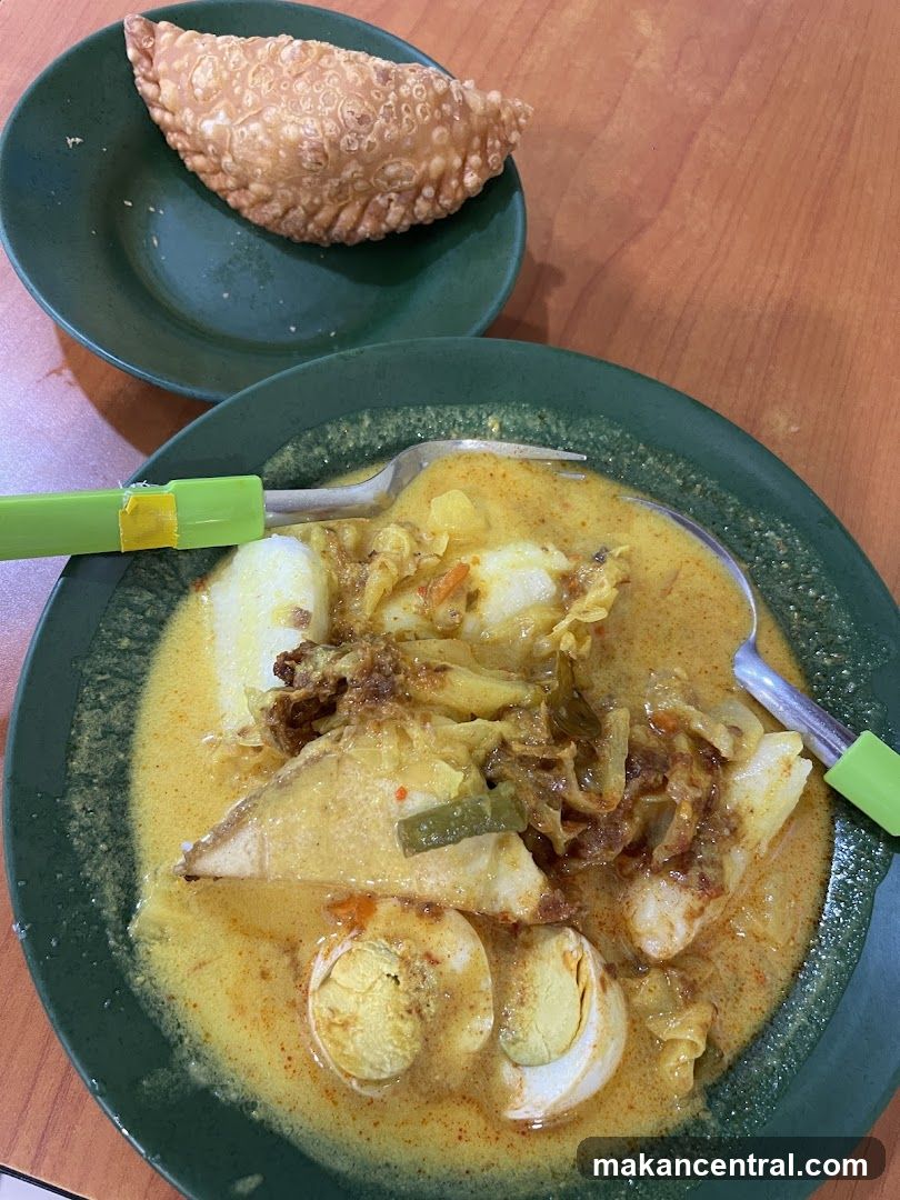 Curry with Rice Cakes and Fried Pastry