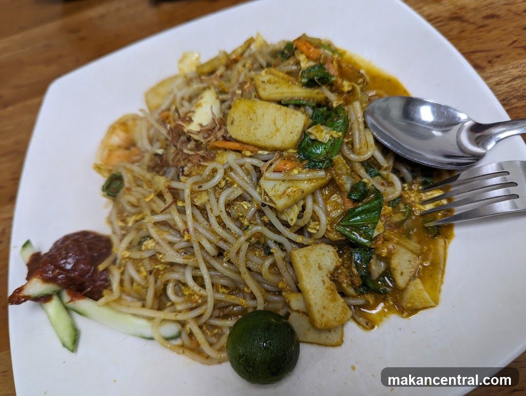 Noodle Dish with Shrimp and Vegetables