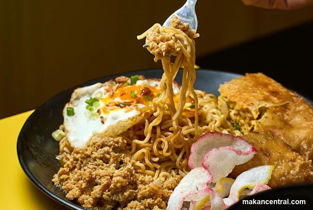 Noodle Dish with Fried Egg and Crispy Pastry