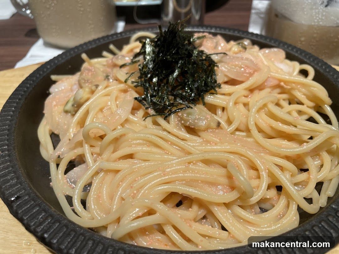 Spaghetti with Seafood and Seaweed