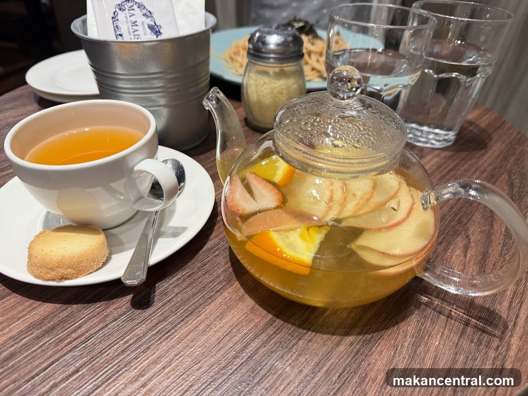 Fruit Tea and Cookie