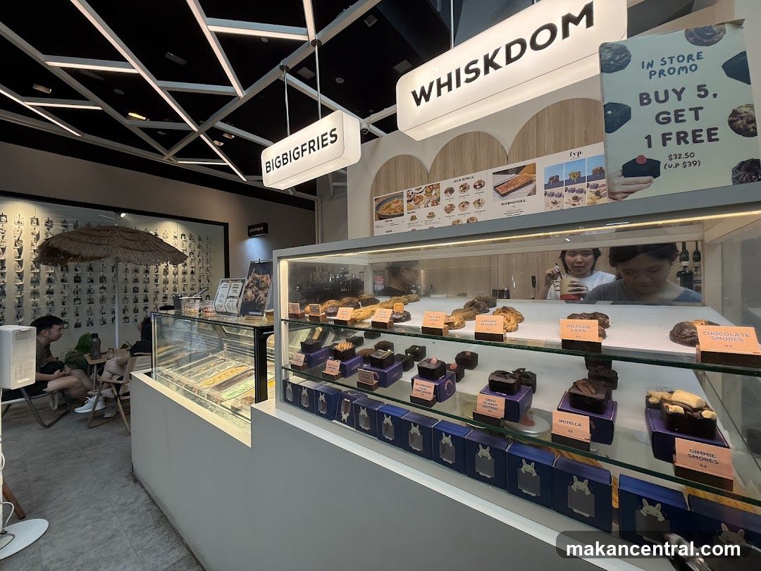 Dessert shop display