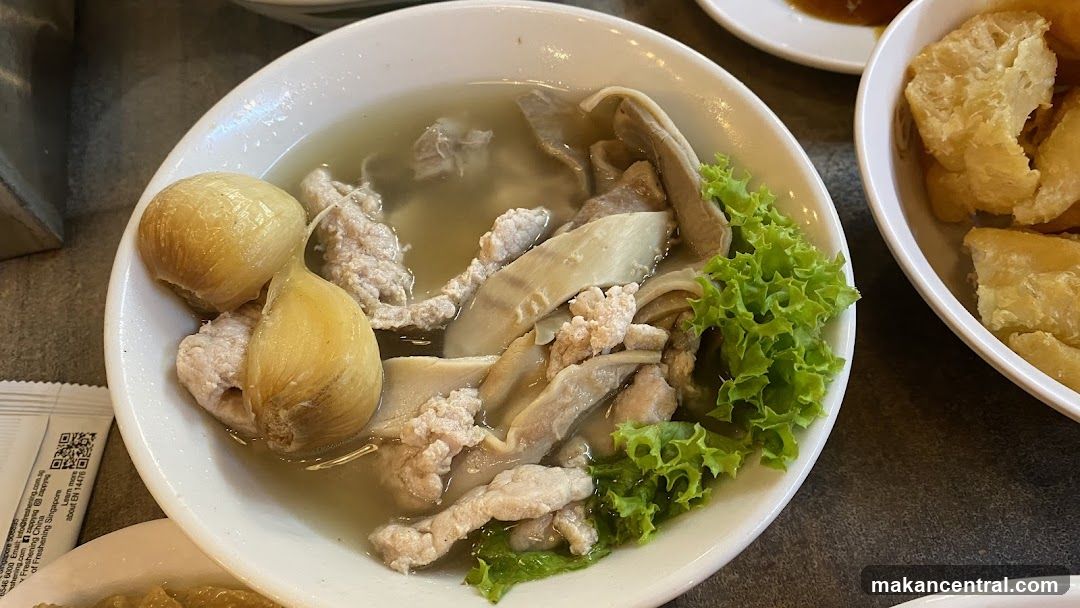Pork Rib Soup with Onions and Lettuce