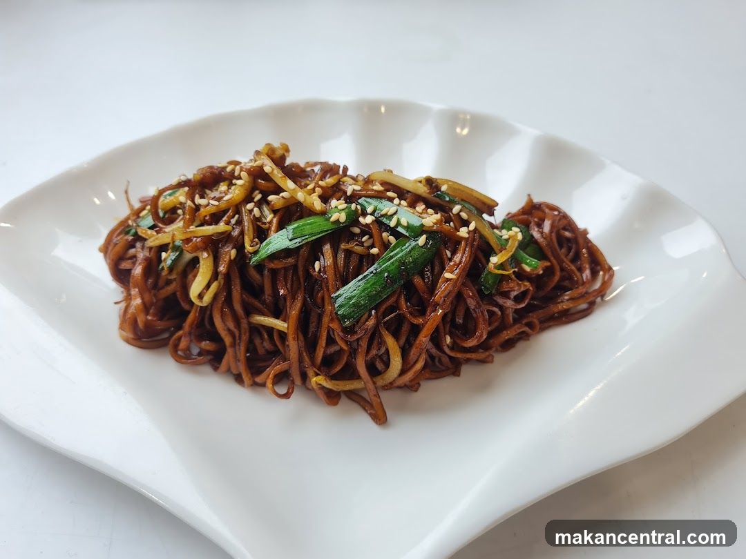 Noodles with Sprouts and Sesame Seeds