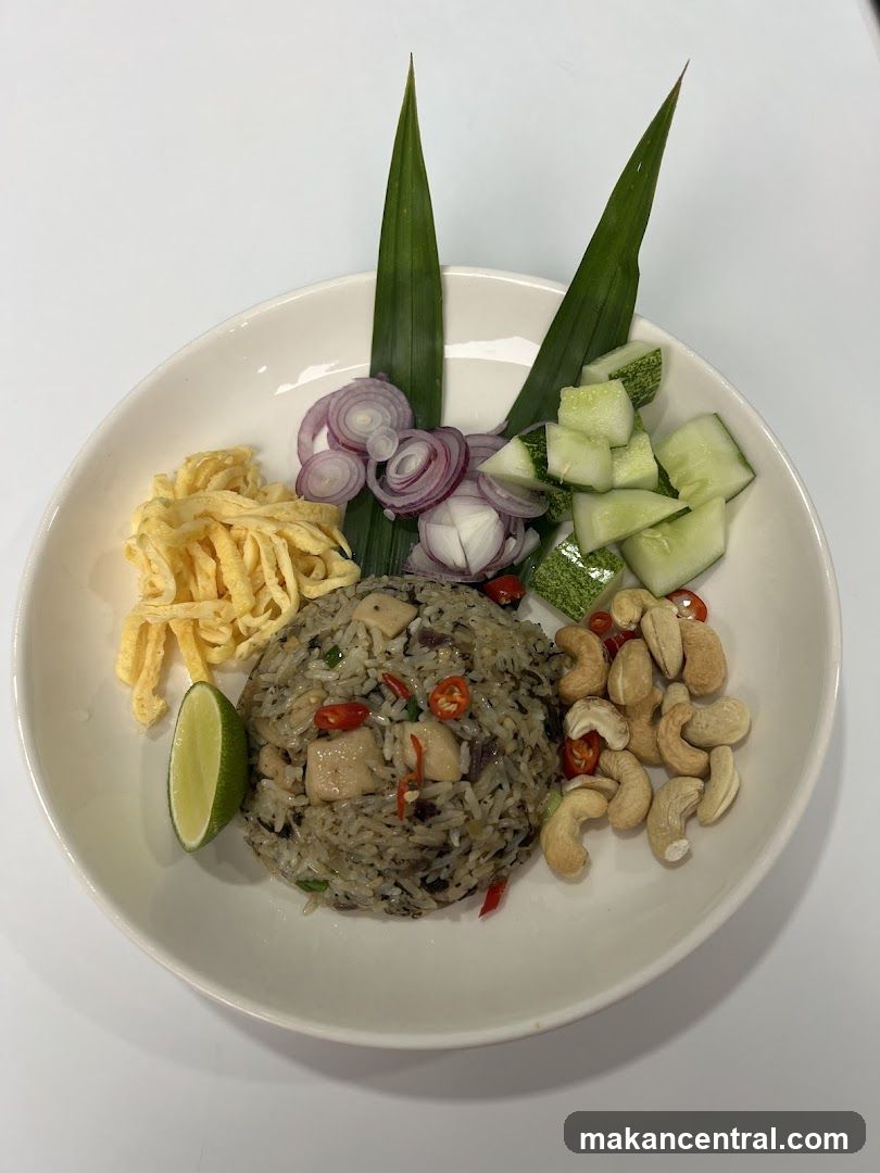 Khao Pad Nam Prik Long Ruea