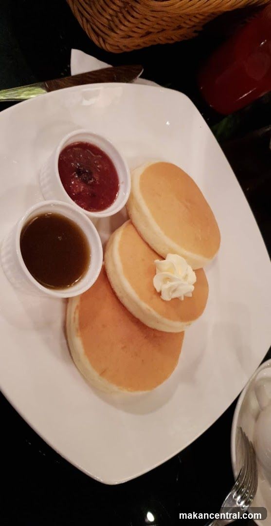 Fluffy Pancakes with Toppings