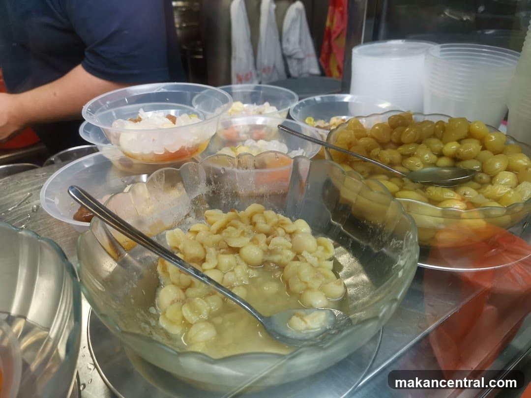 Dessert bowls with fruit and ice