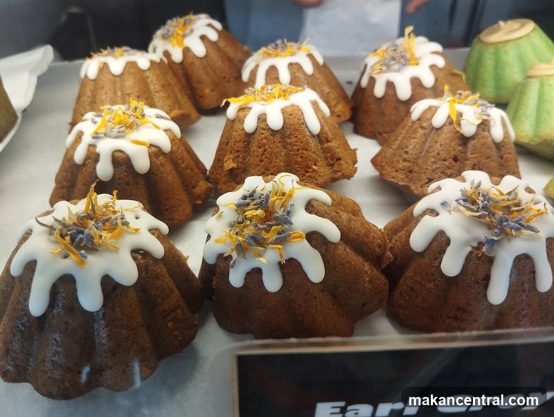 Bundt Cakes with Glaze and Edible Flowers