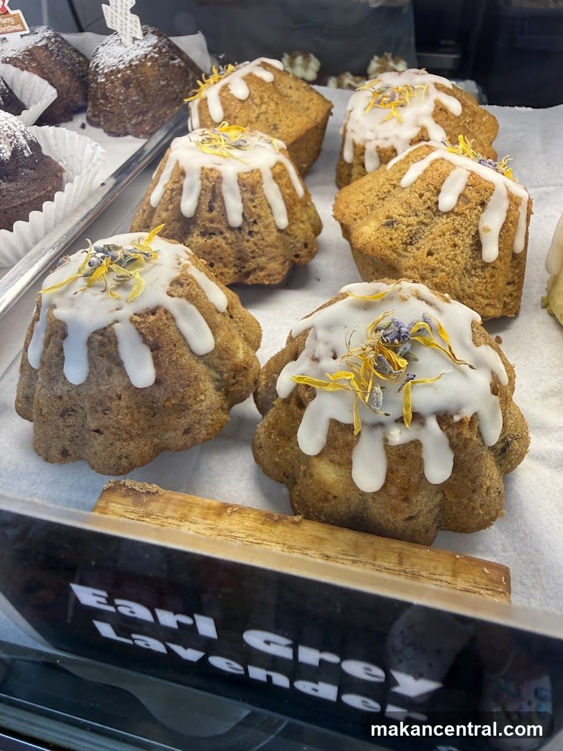 Bundt Cakes with Icing and Edible Flowers