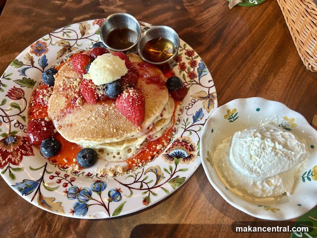 Pancakes with Berries and Cream