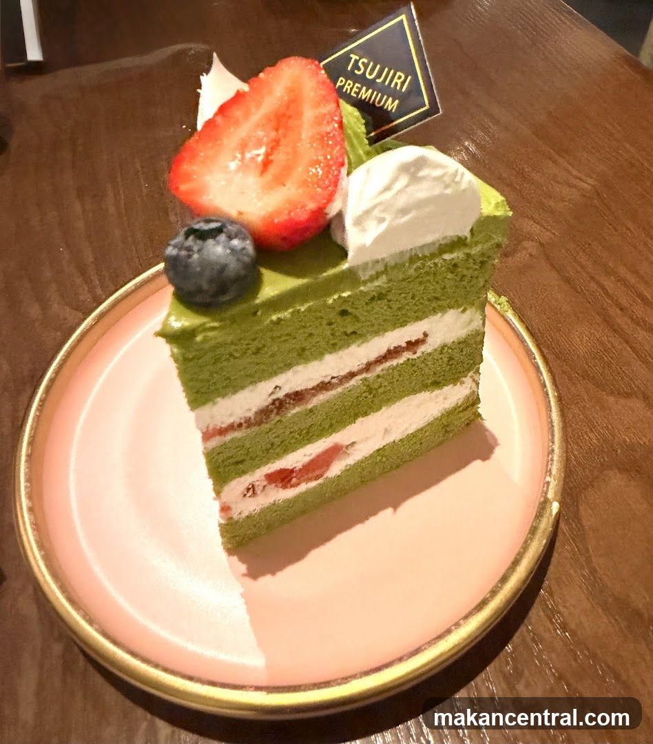 Matcha cake with strawberry and blueberry