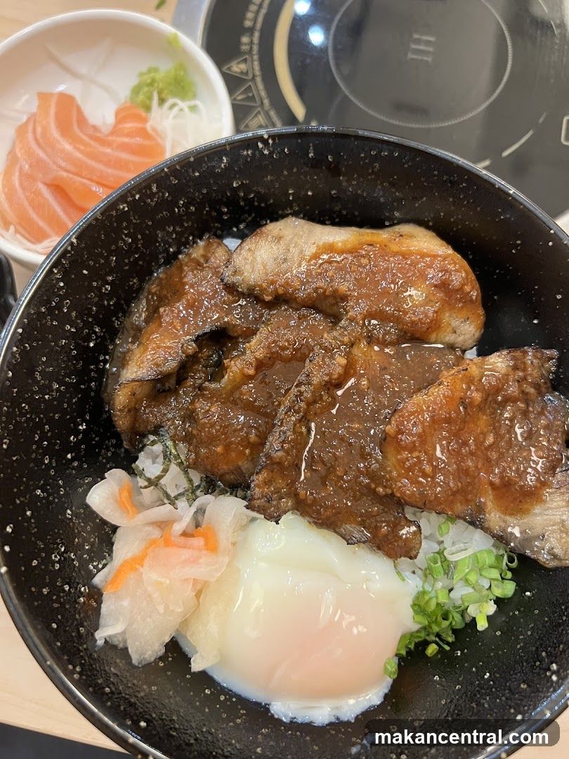 Rice bowl with meat and egg