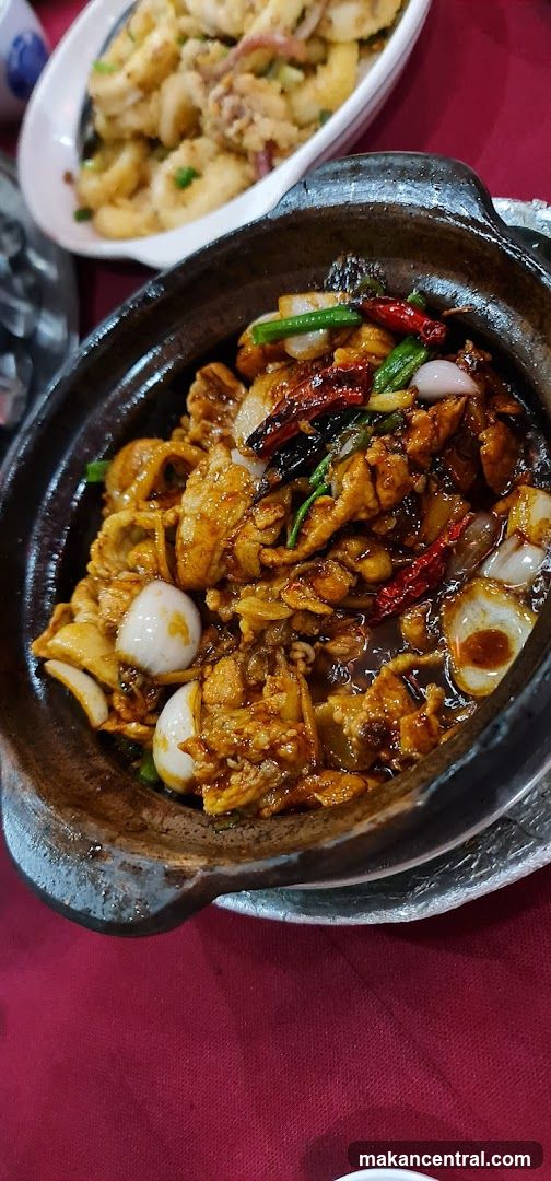 Claypot dish with meat and vegetables