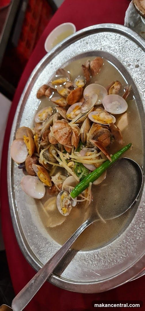 Steamed Clams with Ginger and Chili