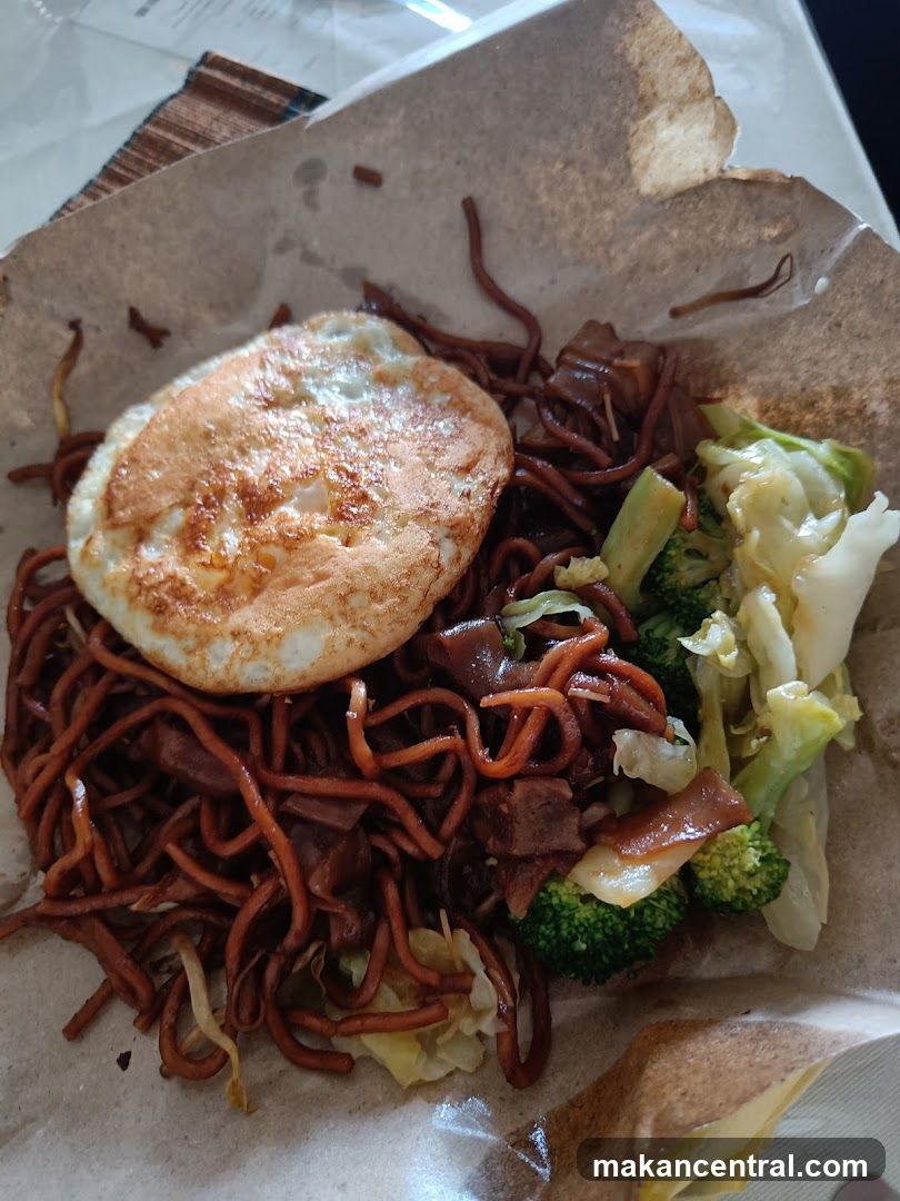 Noodles with Fried Egg and Vegetables