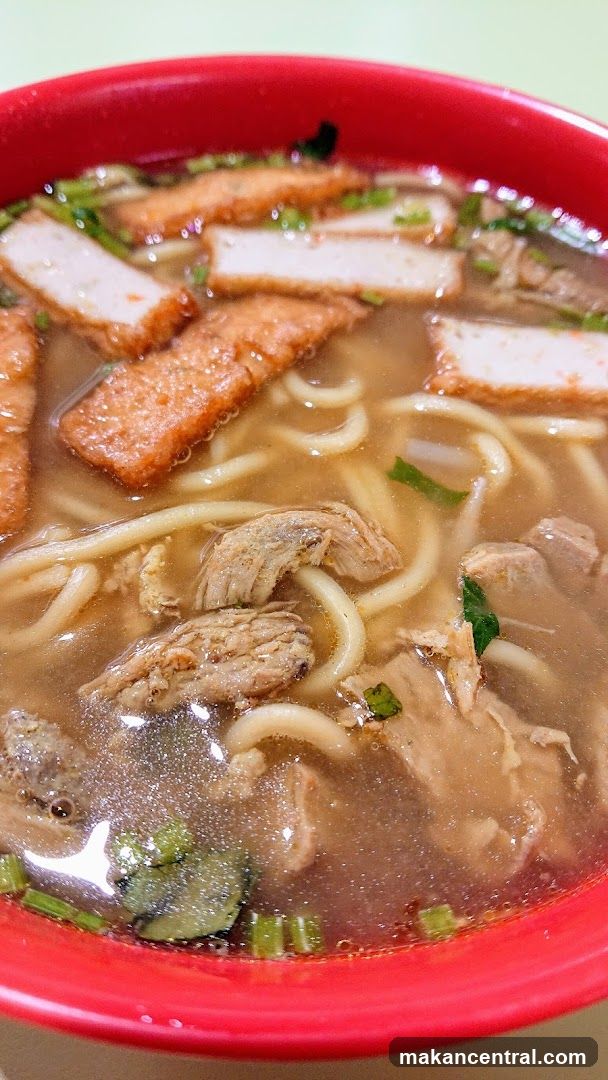 Noodle Soup with Fish Cakes and Meat