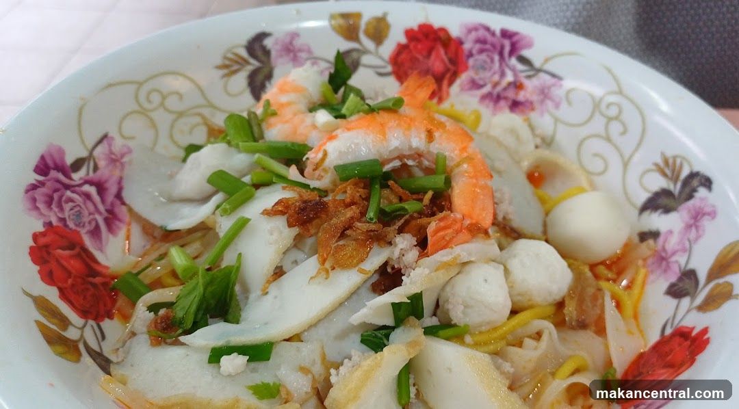 Noodle Soup with Shrimp and Fish Cakes