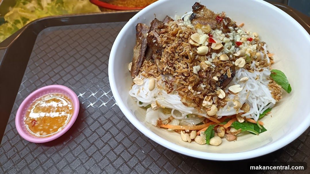 Bowl of noodles with meat and peanuts