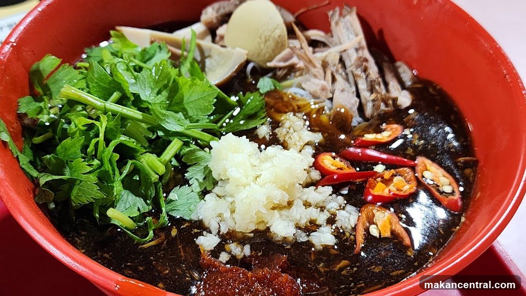 Noodle Soup with Sliced Meat and Vegetables