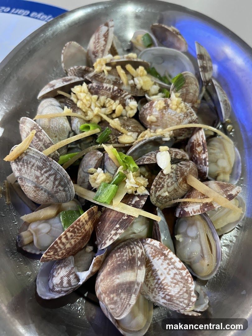Steamed Clams with Garlic and Ginger