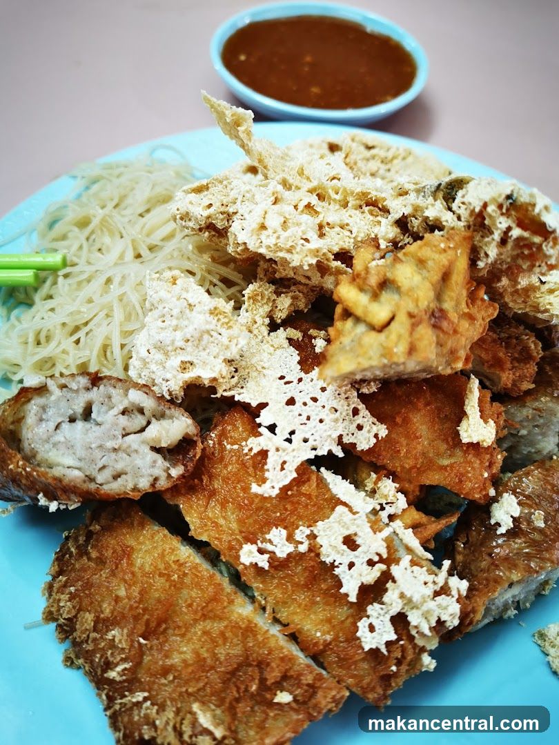 Fried Snacks with Noodles and Sauce