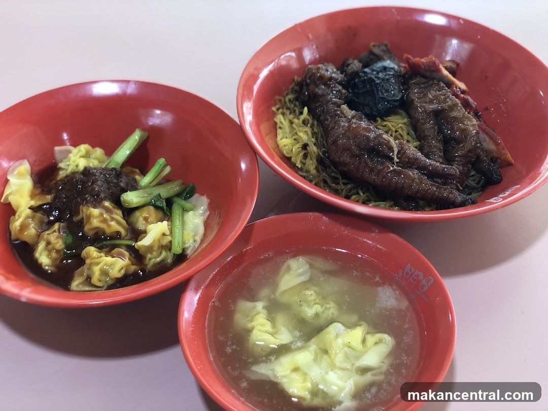 Noodles with Chicken Feet and Wontons