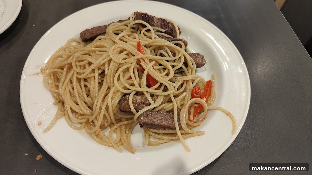 Spaghetti with Beef and Chili Peppers