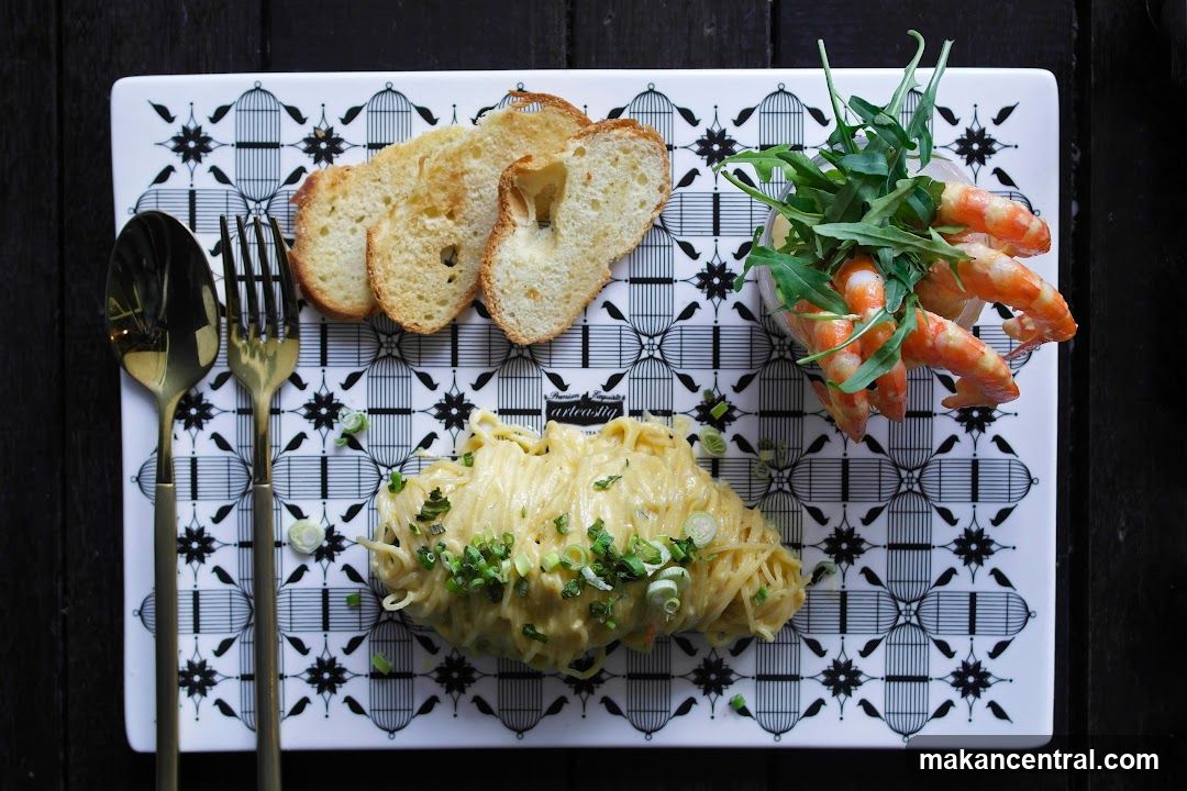 Pasta with Shrimp and Bread