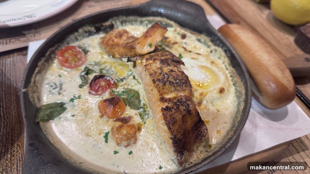 Salmon Dish with Tomatoes and Bread